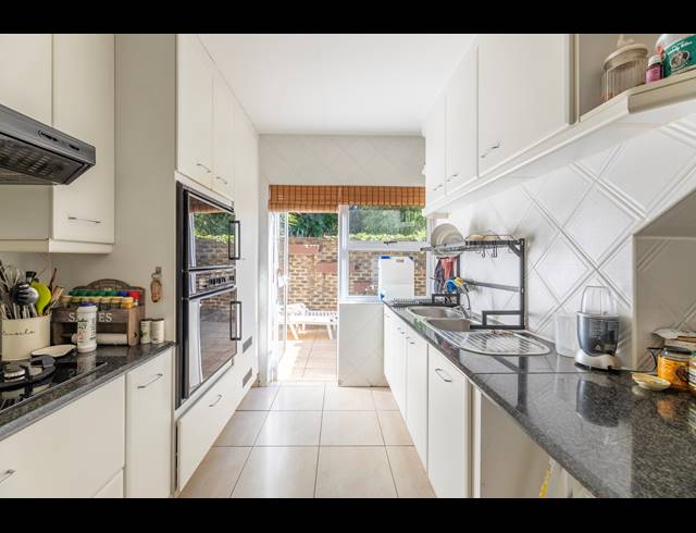 3 BEDROOM APARTMENT FOR SALE IN BRYANSTON